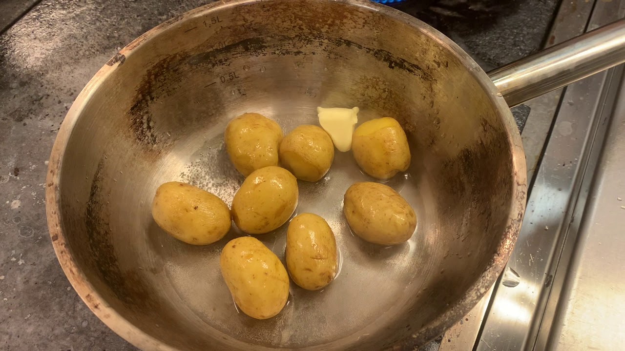 //Mormormad/Fiskefrikadeller med porrekompott//