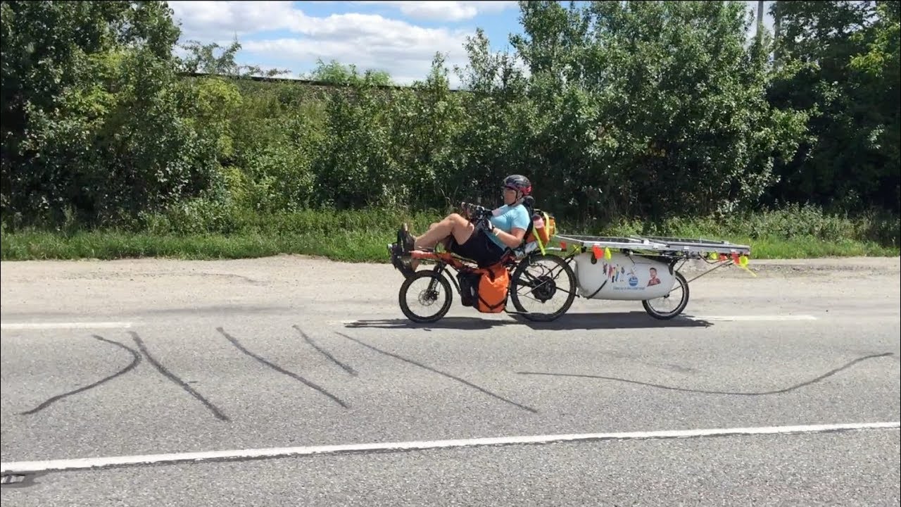 Corinne Courvalin visiting AZUB during the 12.000 km long race of solar bikes