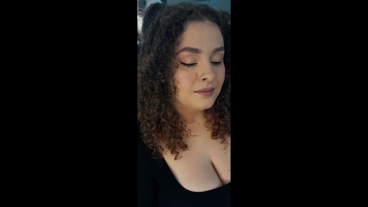 Video de Aline Forttes para o curso da Bianca Hulmann. (Mechas desfiadas, efeito natural).