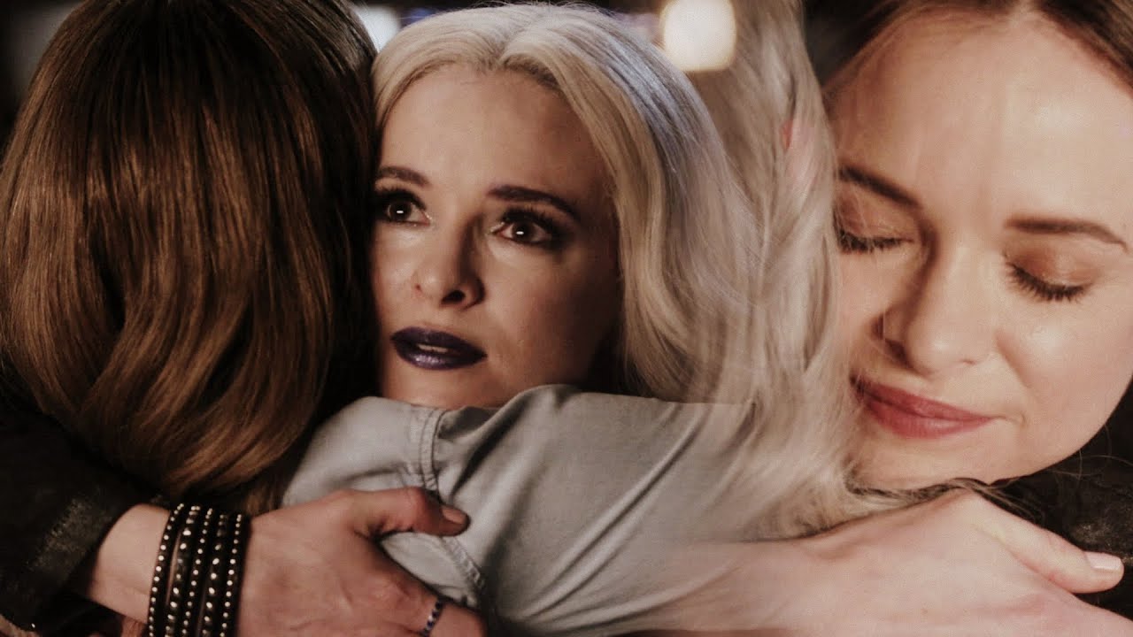 The flash 7x05 - caitlin and frost hug each other