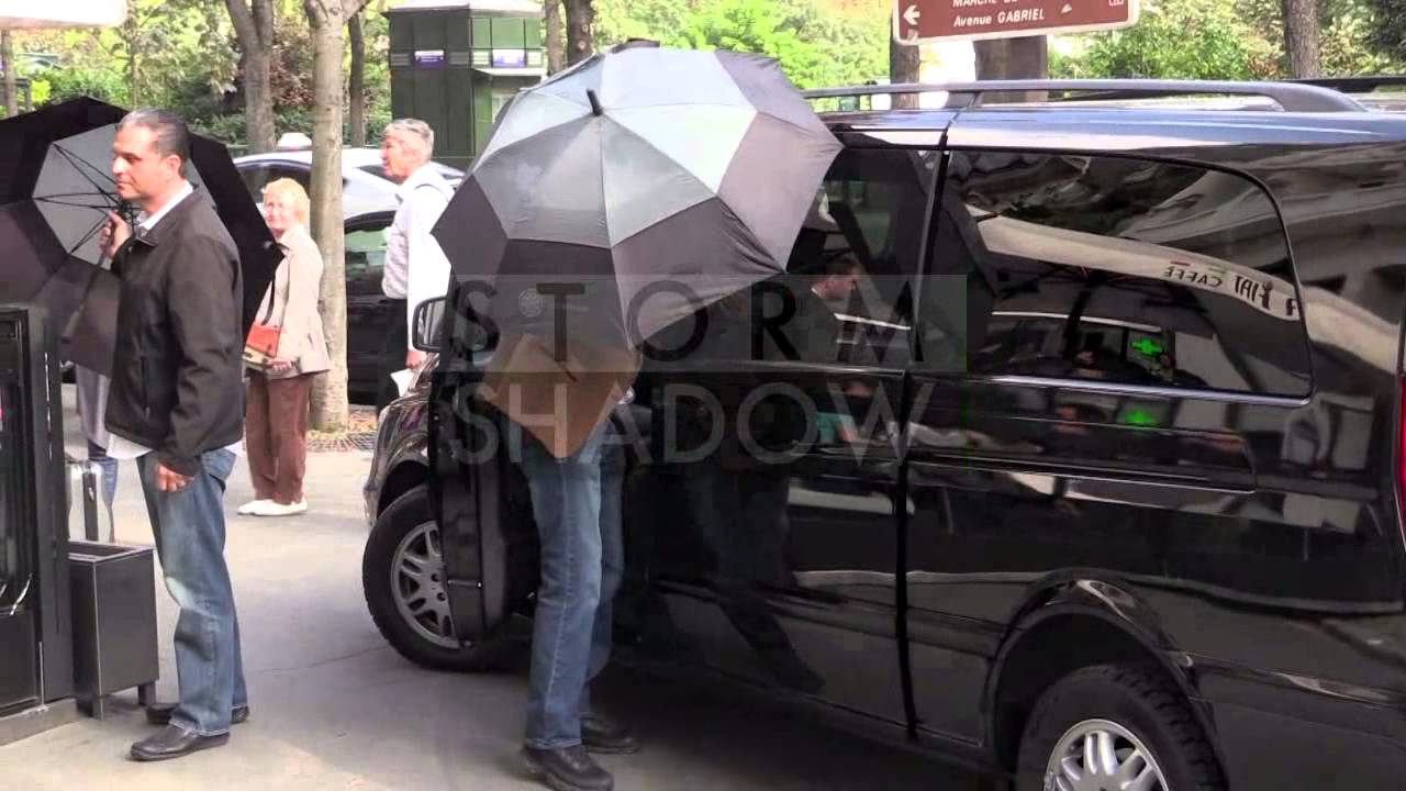 Pregnant Beyonce, Jay Z and baby Ivy Blue go to the restaurant in Paris