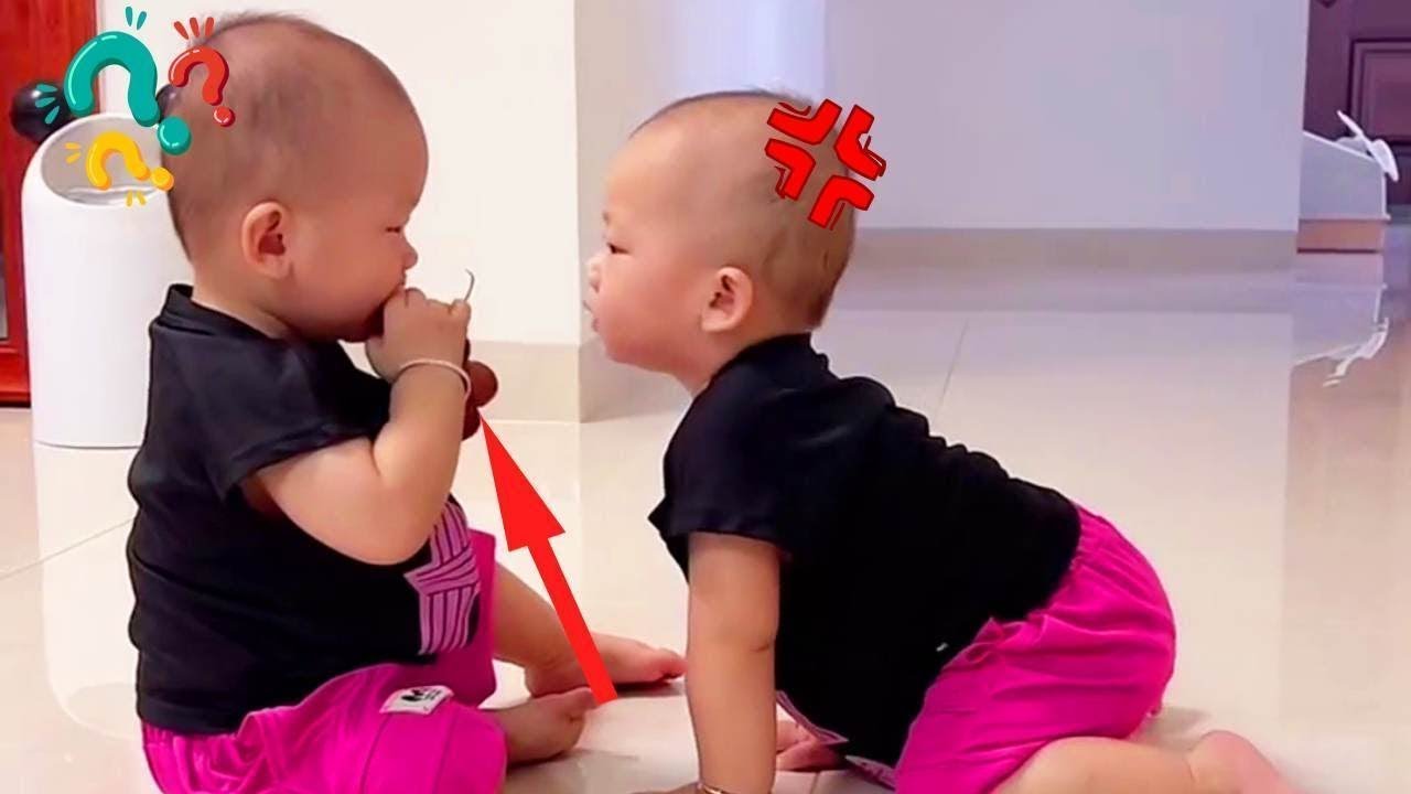 The Twin Brothers Grabbed The Grapes, And The Younger Brother Was Too Scared To Grab Them!