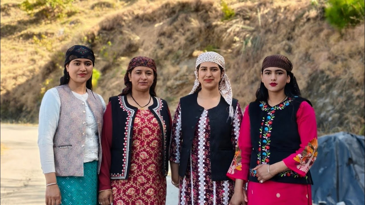 Apne village se nerwa bajar tak ka safar uuffffoo etni jyada garmi hayee ...🙂‍↕️