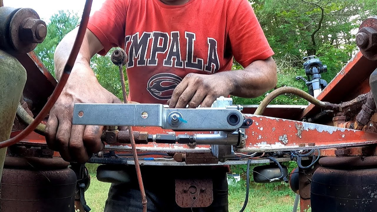 12v71 Detroit Diesel Powered 1973 Peterbilt 352 Cabover - Episode 18 - Level Headed