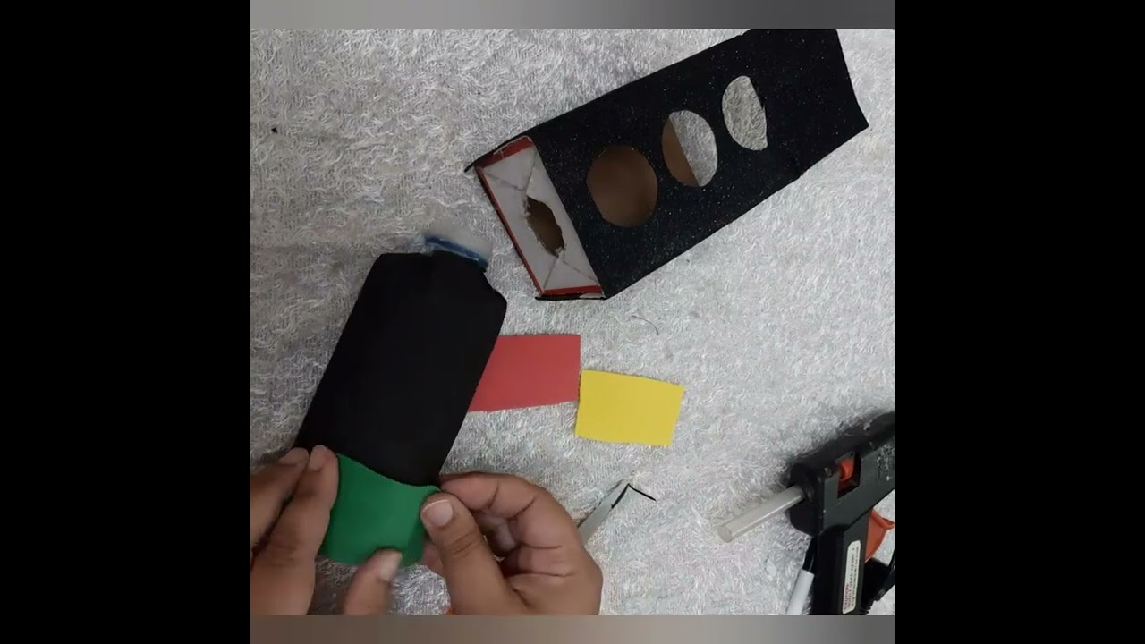 طريقة عمل إشارة مرور متحركه من إعادة تدوير /نشاط مدرسي/ how to Maka a traffic light from recently
