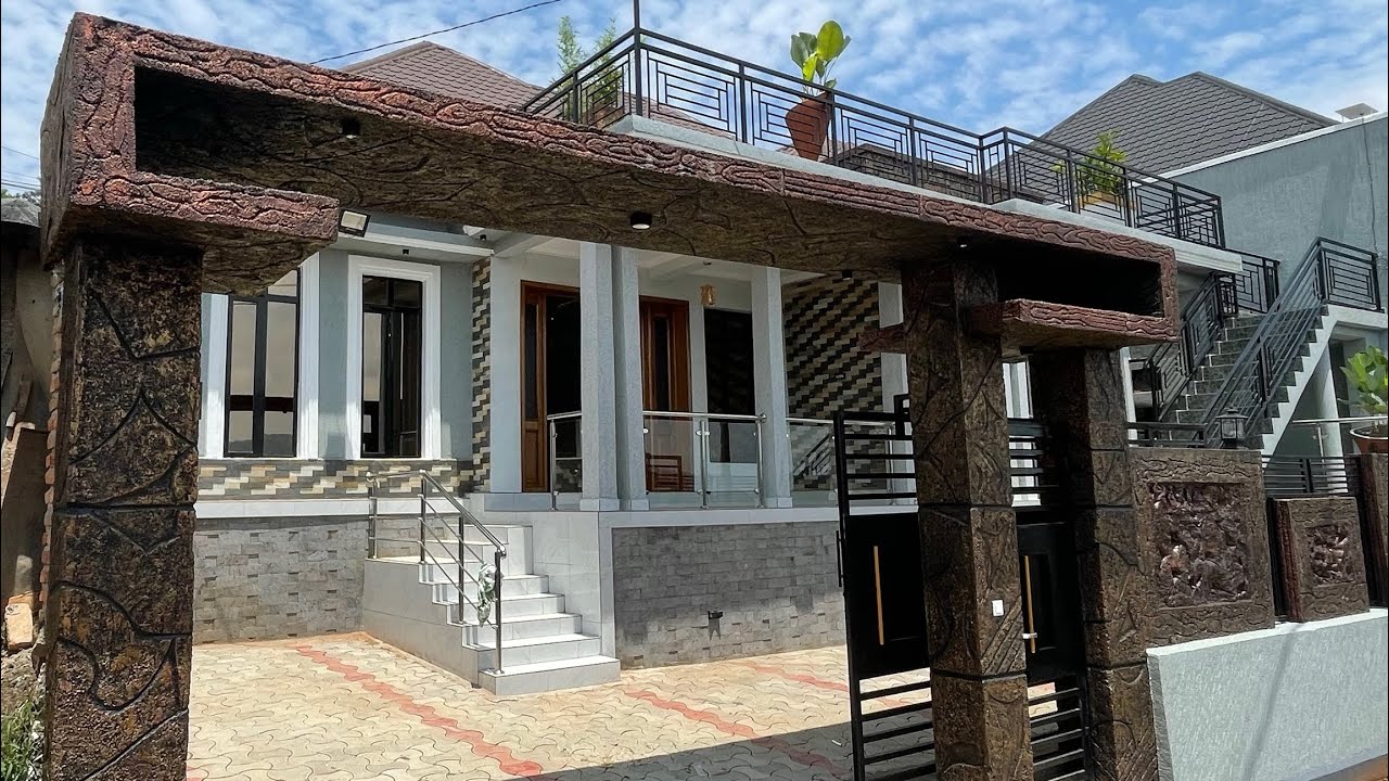 Beautiful house on main road cal is on 0796900943