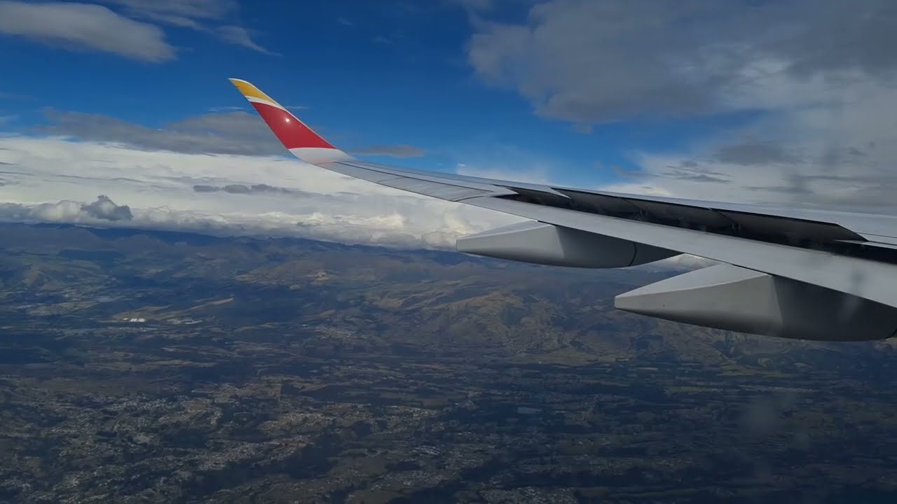 Landing in Quito (Ecuador 🇪🇨) on an Iberia Airbus A350-900 aircraft
