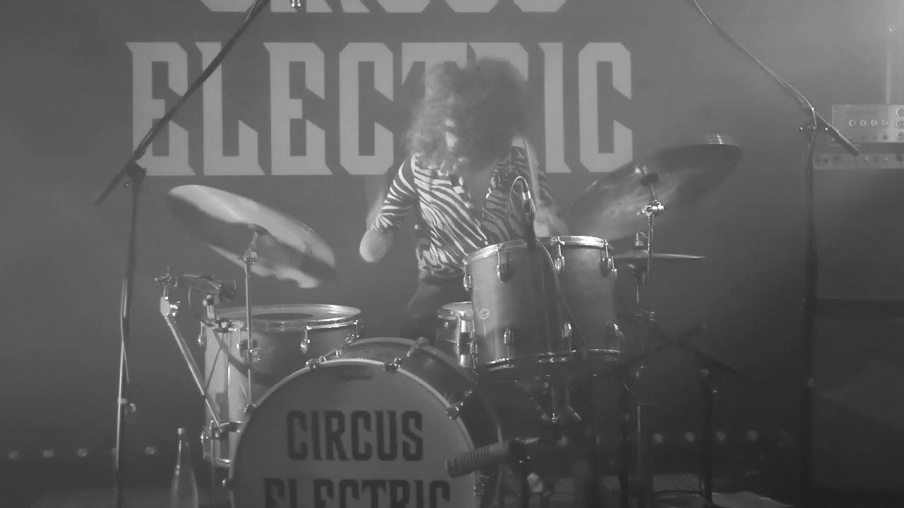 CIRCUS ELECTRIC - Looking For Love (live@UrbanSpree)