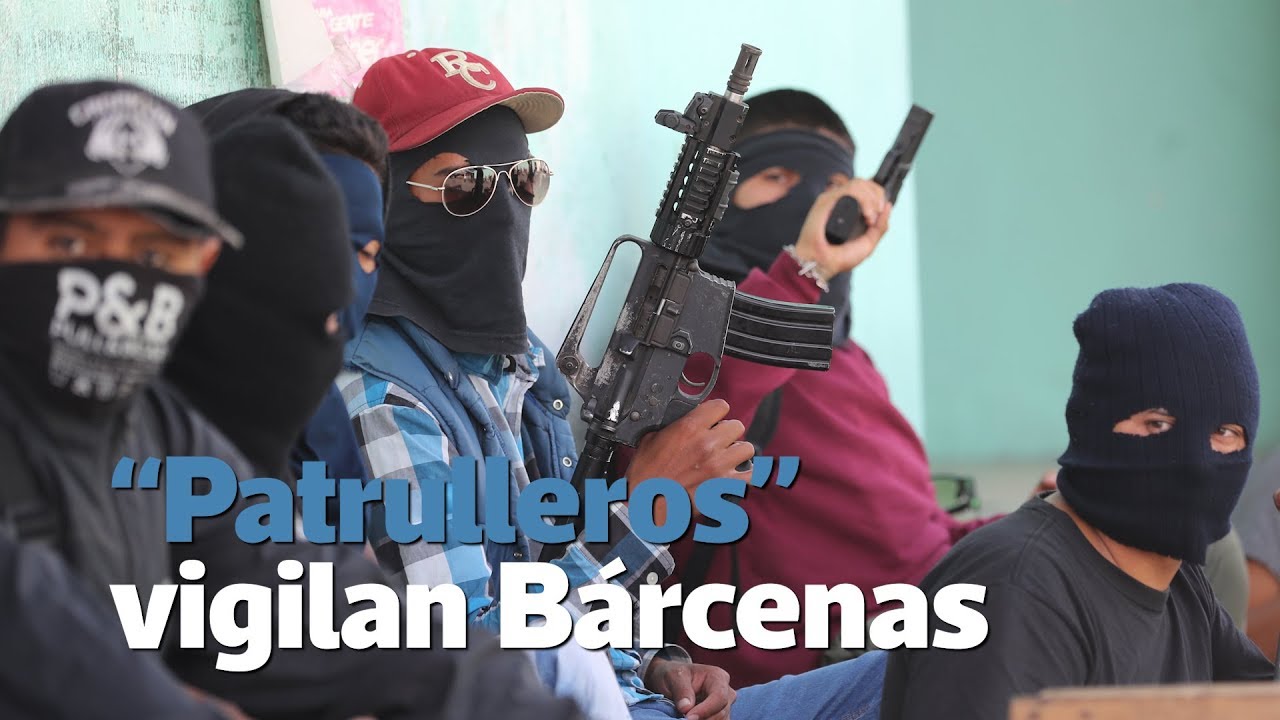 Grupo de personas armadas vigila las calles de Bárcenas, Villa Nueva