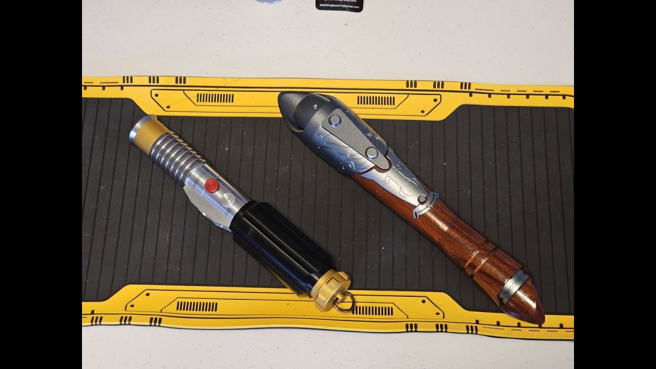 Для Джереми установлены световые мечи Atom Sabers Zatt и Jawa's Junkyard Yungling.
