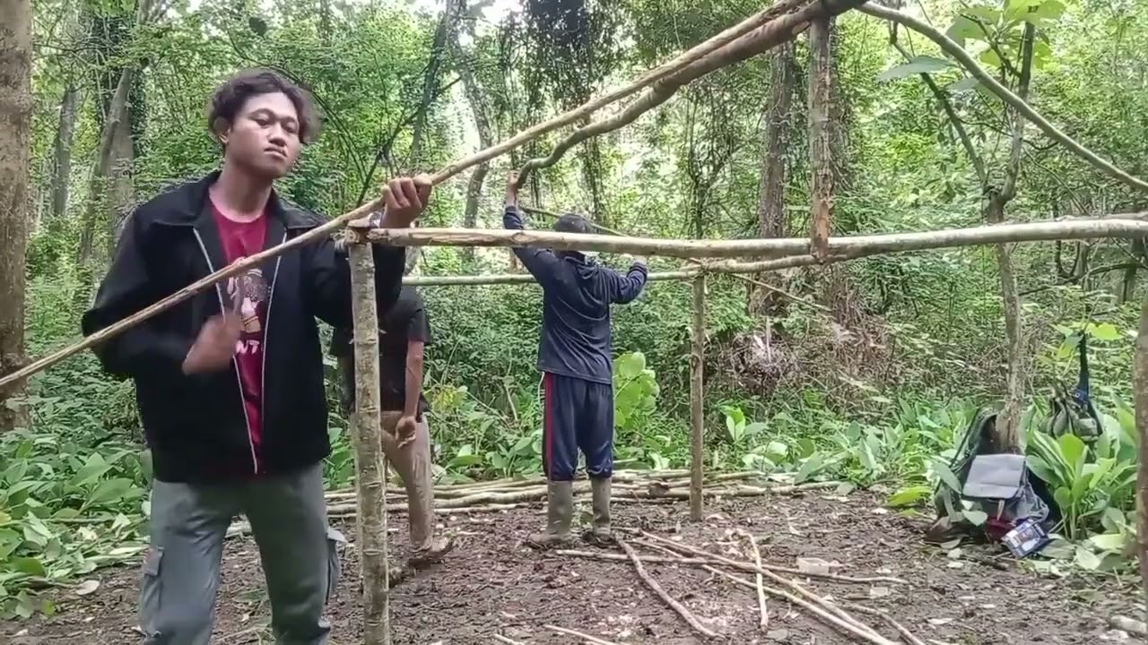 Membangun shelter sederhana rame2 tidur nyenyak semalaman menikmati keindahan alam hutan belantara 