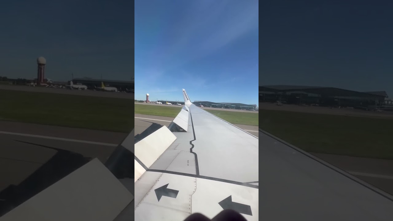 Ryanair B737-800 landing at Gdansk Lech Walesa Airport (EPGD)
