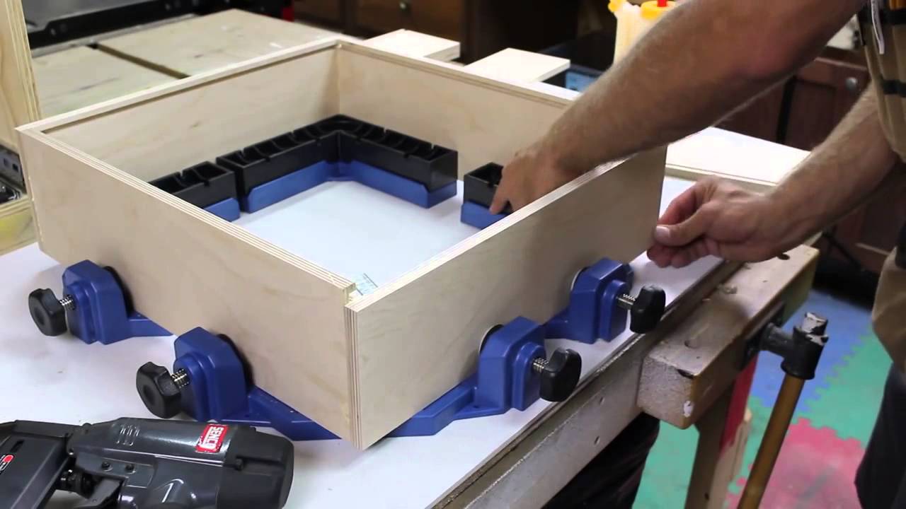 Сборка небольшого шкафа с помощью зажимного приспособления Rockler's Clamp-It Corner Clamping Jig...