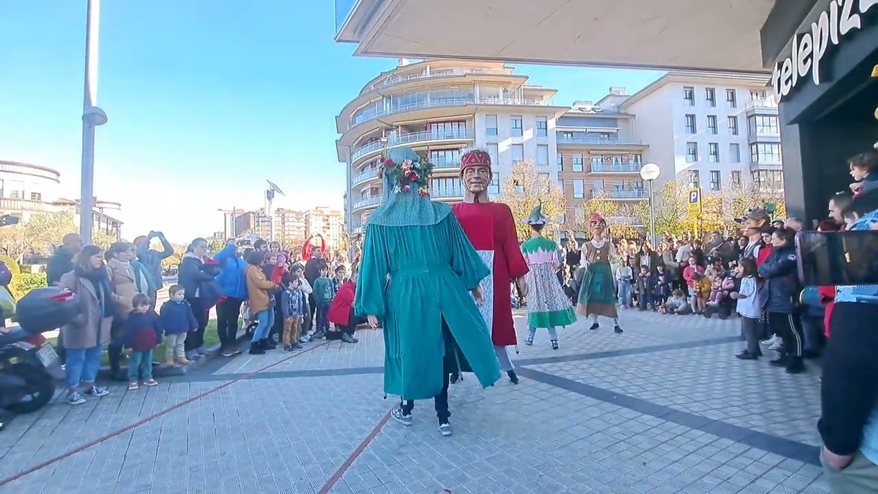 Vals de Bidasoako Erraldoiak en la presentación de su libro y gigantes de goma | 03/12/23