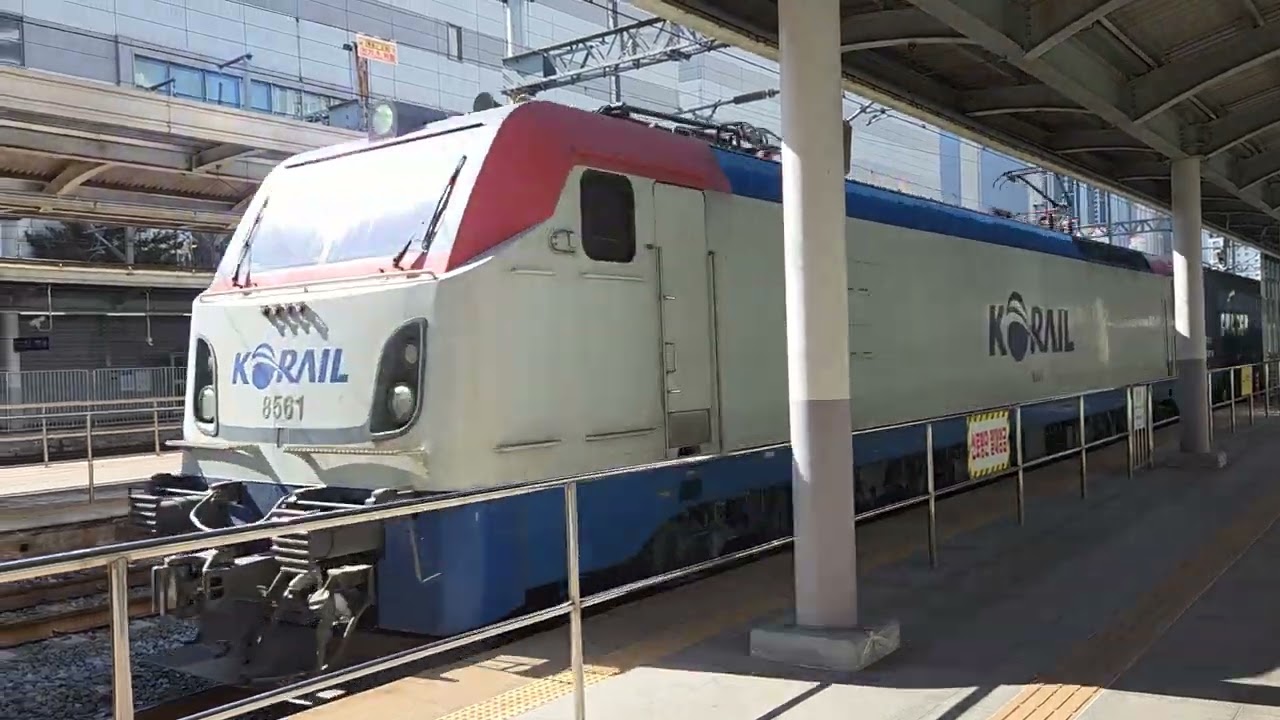 한국철도공사 전기기관차 8561호 컨테이너 화물열차 대구역 통과