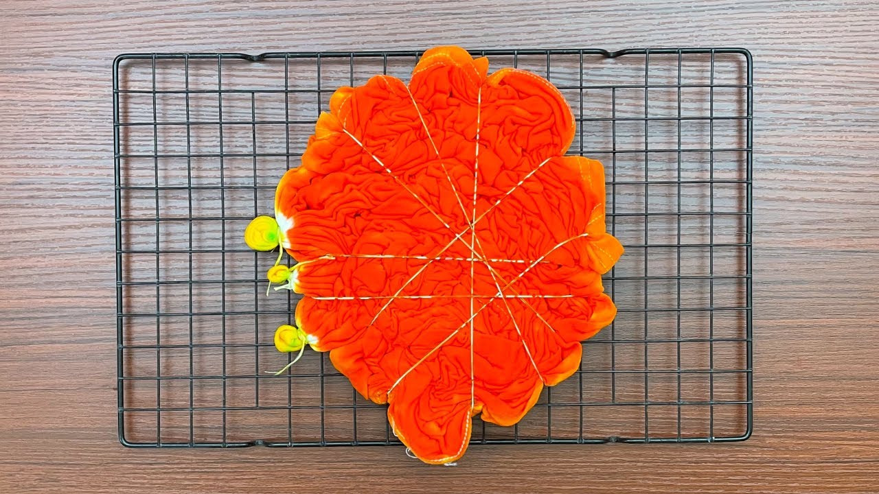 Tie-dye pattern : Jack-O'-Lantern Face Scrunch (Halloween Tie-Dye)
