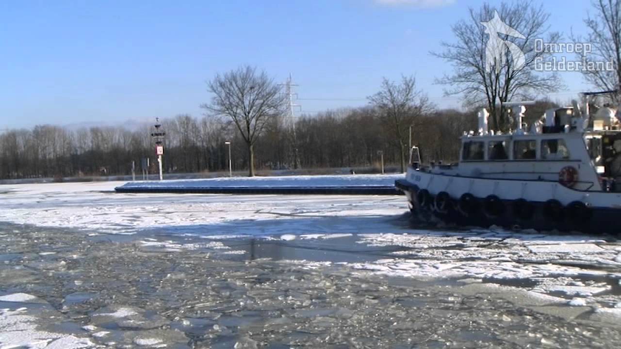 IJsbreker maakt Twentekanaal ijsvrij