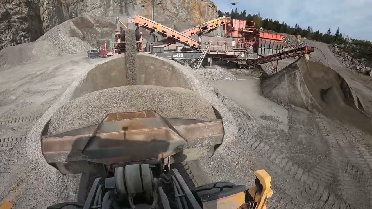 Trying to drive a stone crusher Volvo L180H  Wheel loader