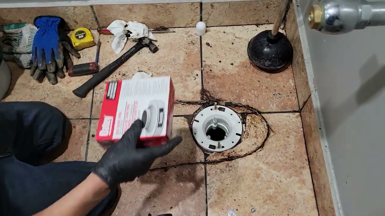 Como reparar un toilet taza del ba&ntilde;o cuando los tornillos no lo est&aacute;n sujetando apropiadamente..