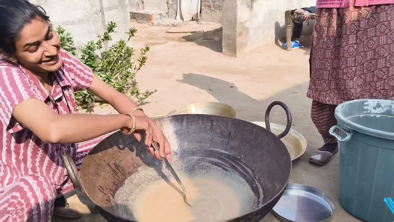 मामाजी के यहां बनाकर आए गोंद के लड्डू।।