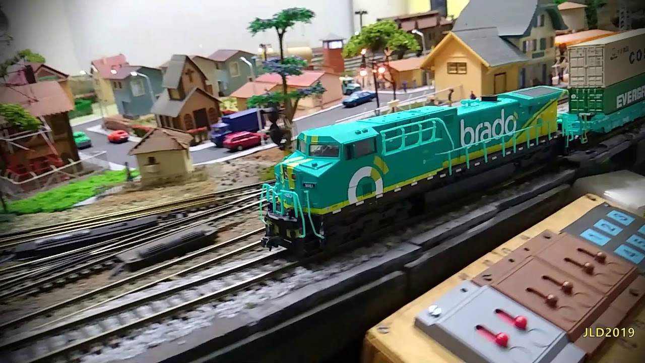 Trem Brado com vagões Double Stack V (84)