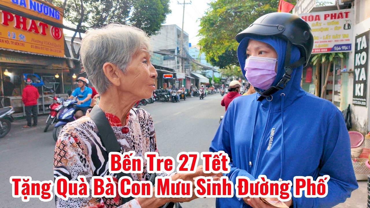 Tặng quà tết cho bà con mưu sinh đường phố Bến Tre ngày 27 tết