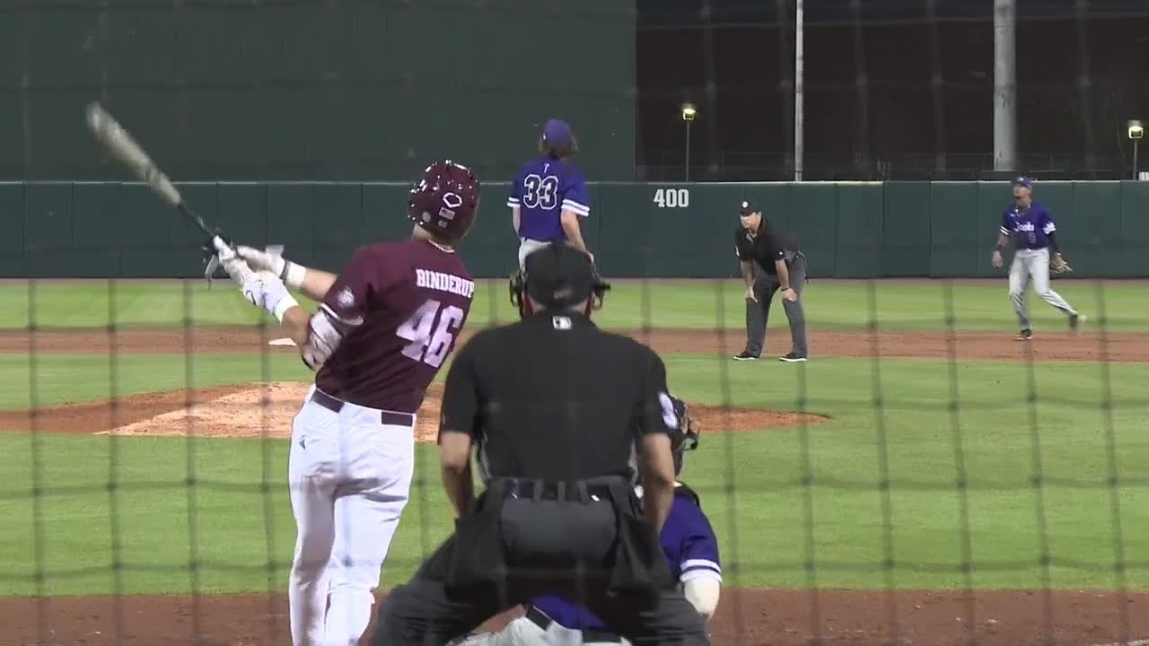 Бейсбольная команда Техасского университета A&M набрала 10 очков в шестом иннинге, а команда SFA ...