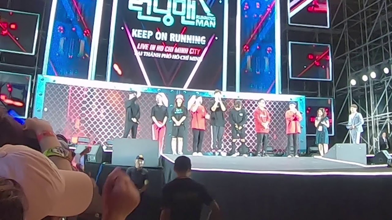 Thành viên Running Man cảm động xem Video Fan Việt tặng trên sân khấu FAN MEETING 2019 tại Việt Nam