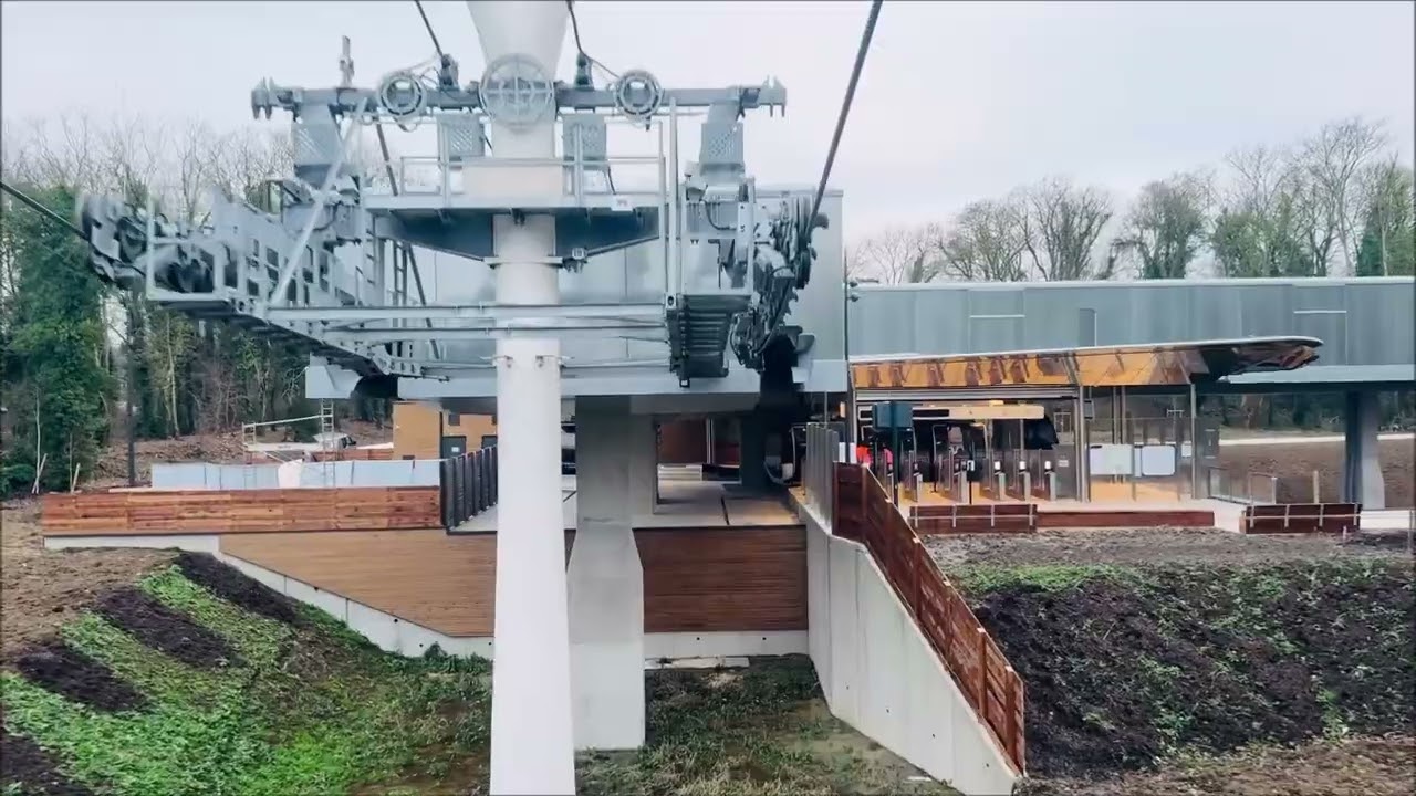 New cable car in the Paris (France) region. Video from start to finish, and back again.