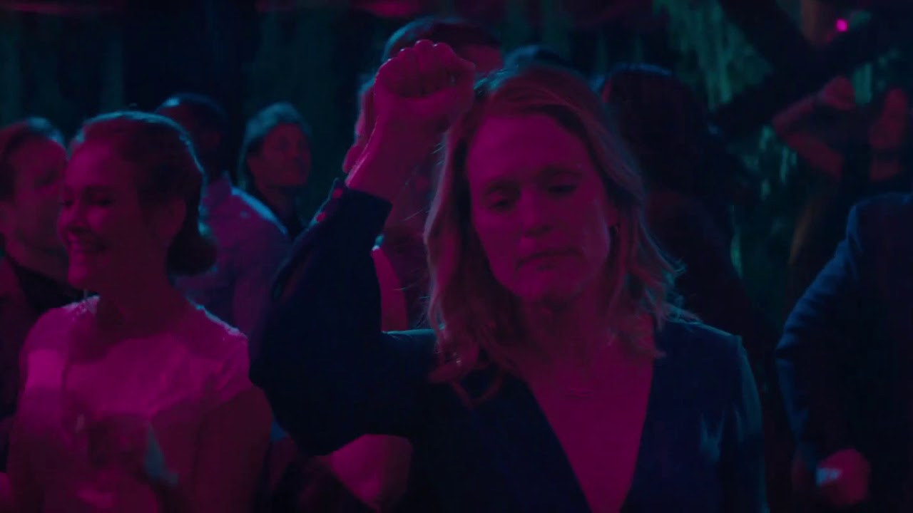 Julianne Moore dances (Gloria Bell)