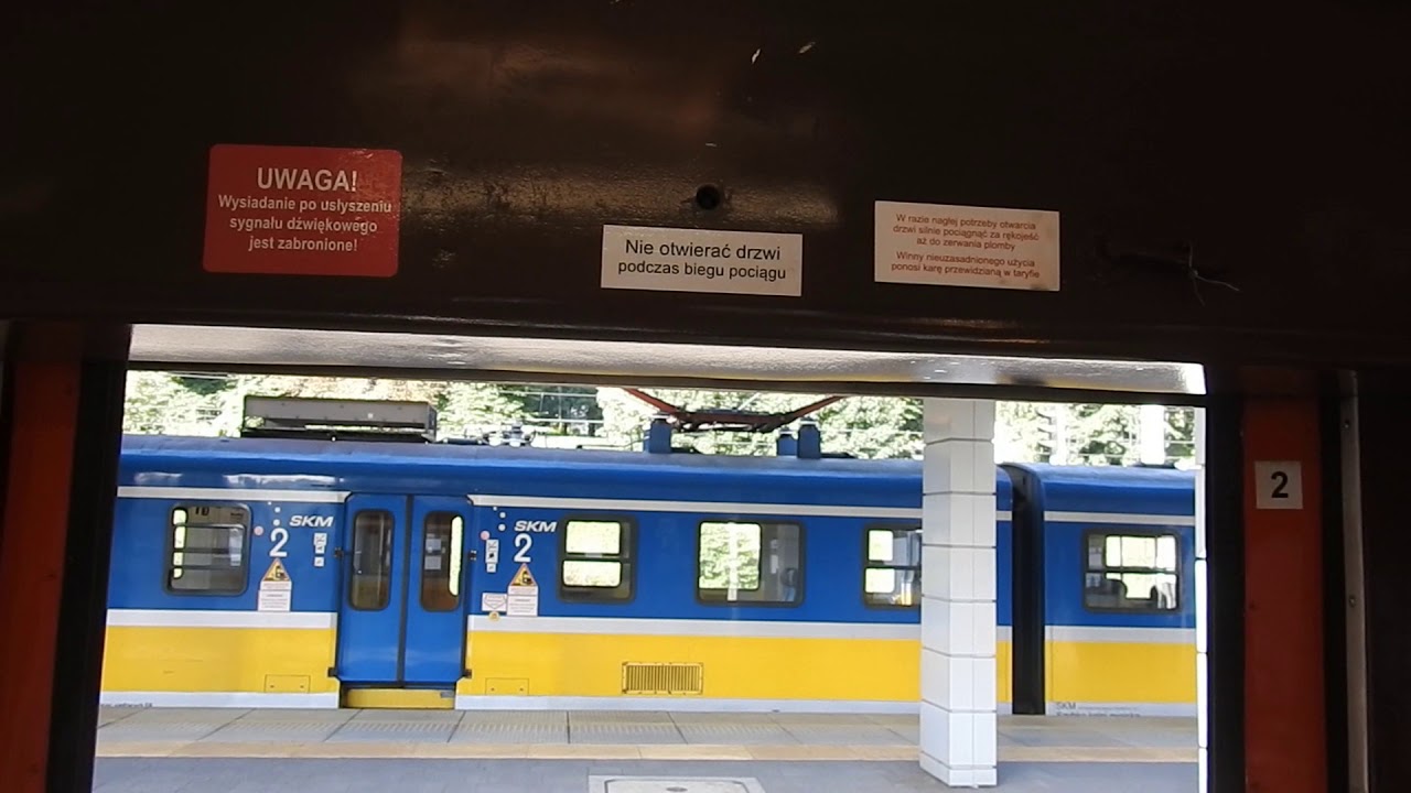SKM EN57 1102ra. Pociąg Szybkiej Kolej Miejskiej ze starym typem miękkich foteli