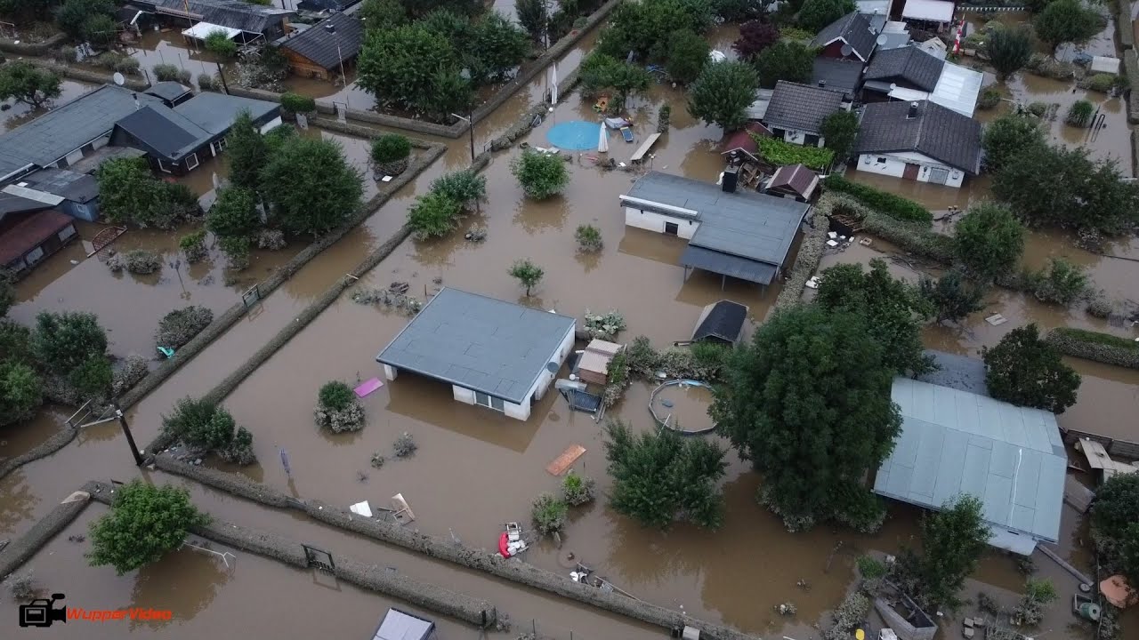 Düsseldorf steht unter Wasser: Hochwasser überflutet Tiefgaragen und Kleingartenkolonie | 16.07.2021