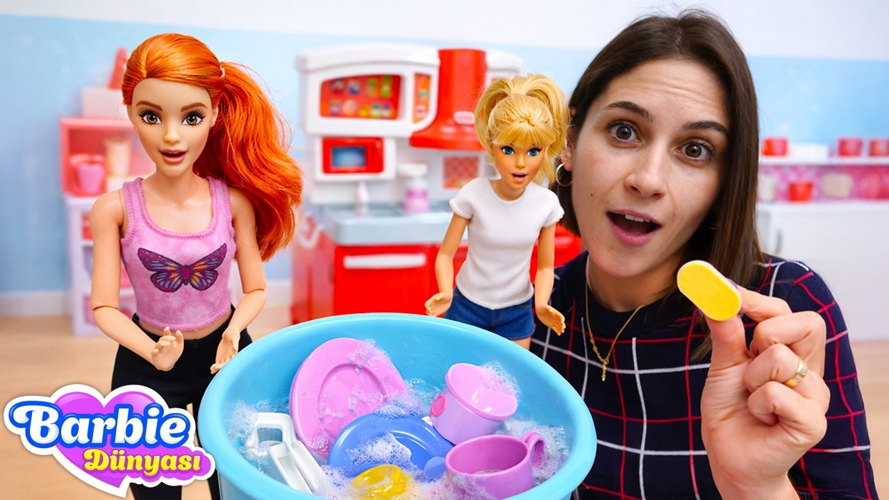 Ayşe, Barbie'ye yardım ediyor: makine bozulunca yerleri siliyor ve bulaşıkları yıkıyor! Çocuk oyunu.
