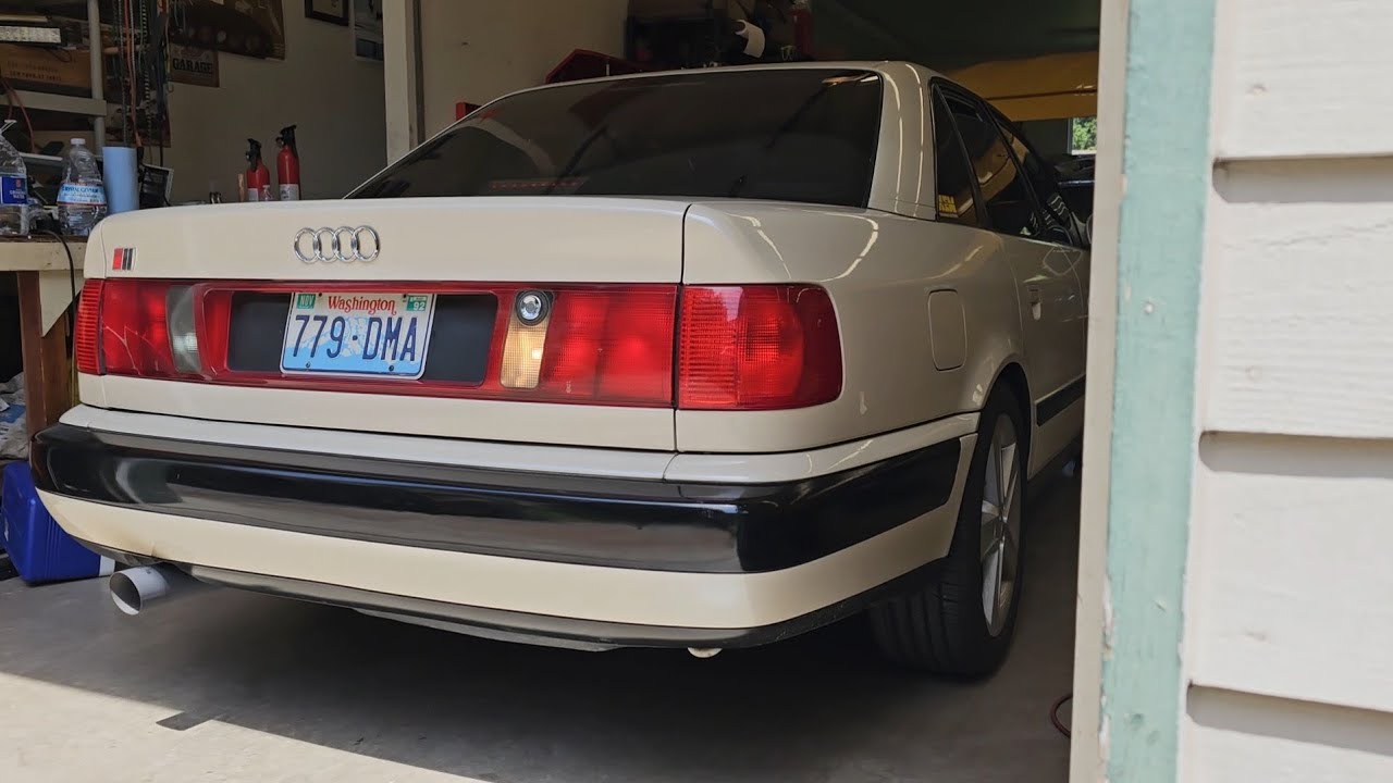 Straight Piped Audi URS4 5 Cylinder Cold Start And Revs