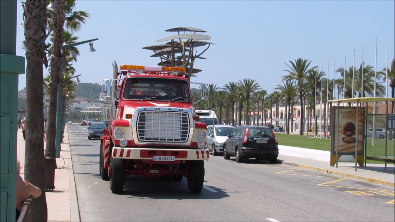 Paseando en un Ford LTS 9000 Louisville de Grúas Tarragona