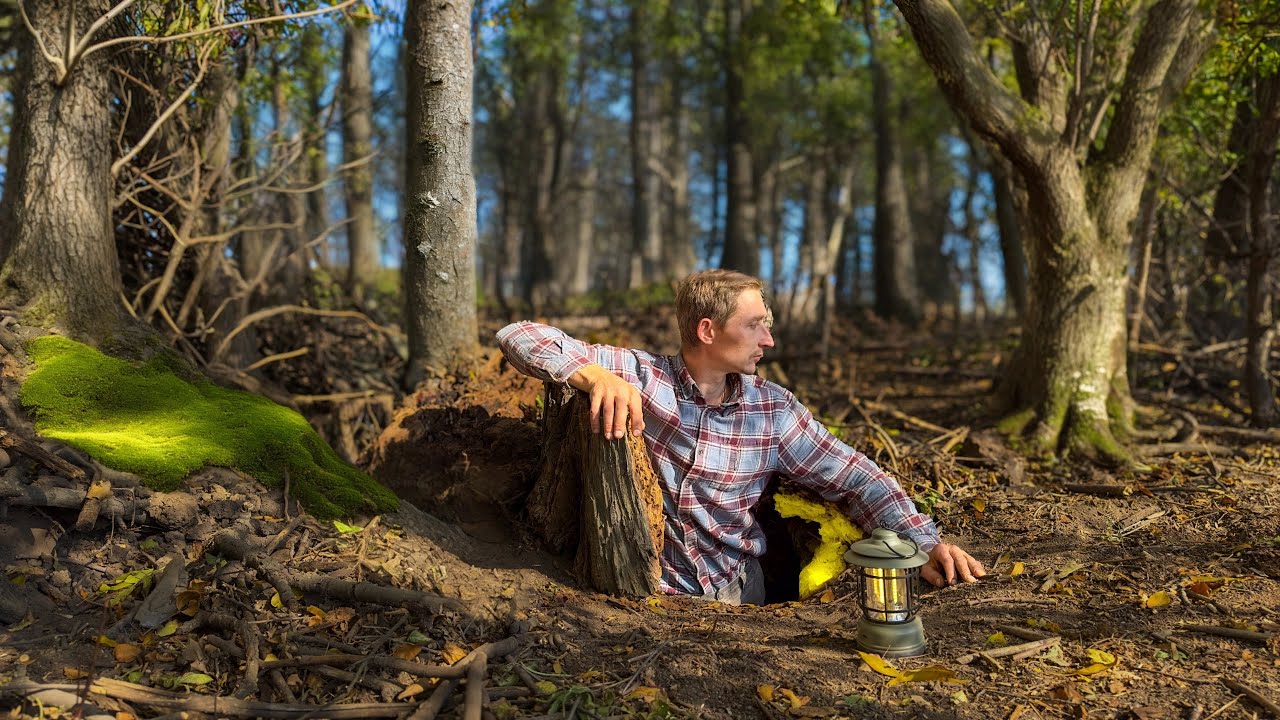 Building a cozy burrow in the root of an old stump. Secret shelter. Bushcraft. Survival skills.