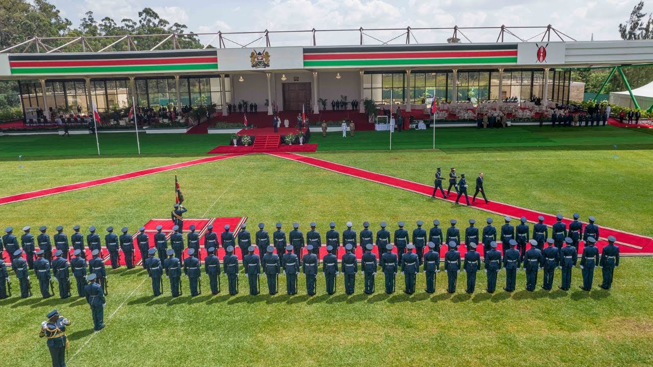 SEE HOW PRESIDENT OF POLAND SURPRISED PRESIDENT IN STATE HOUSE TODAY DURING STATE VISIT