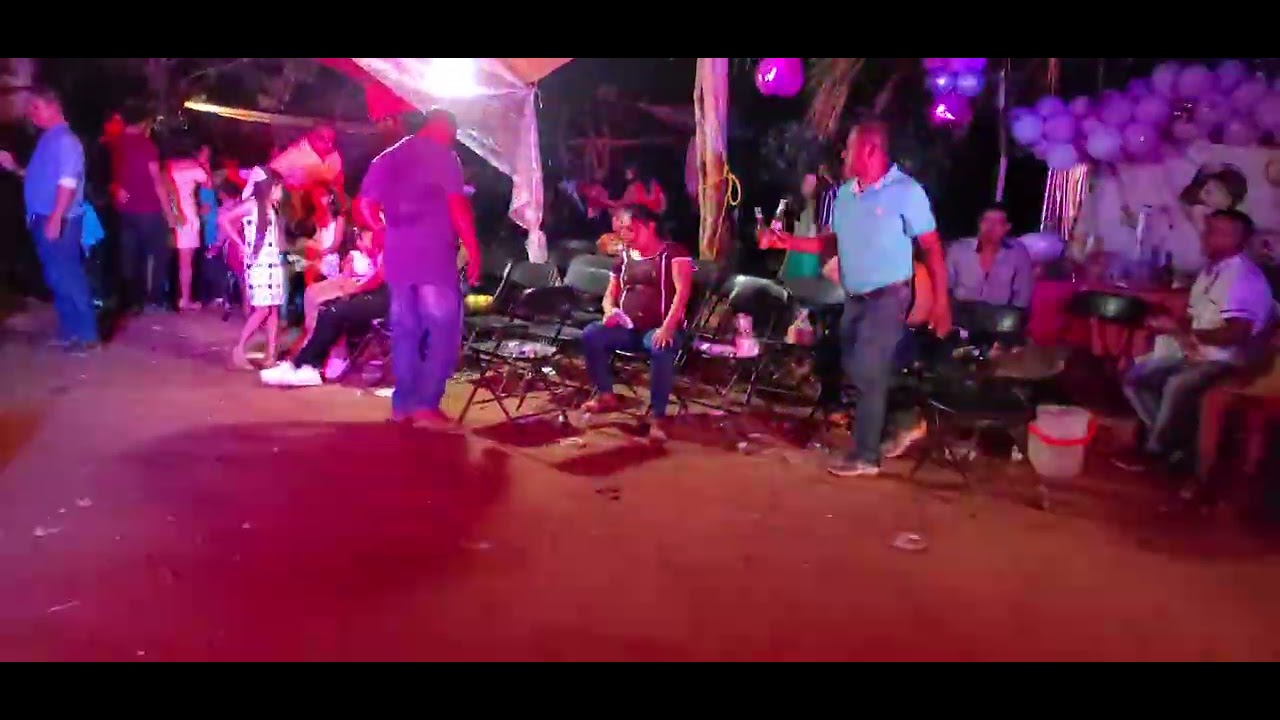 Así bailan en las fiestas en el pueblo, primera comunión de carla José cruz. 26/10/2025 parte 5