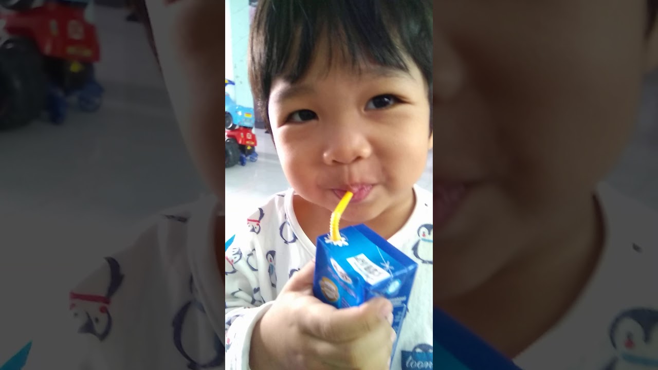 เด็กกินนมกล่อง Baby eating milk