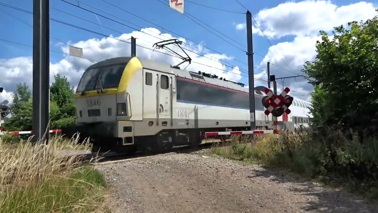 Spoorwegovergang/Bahnübergang 