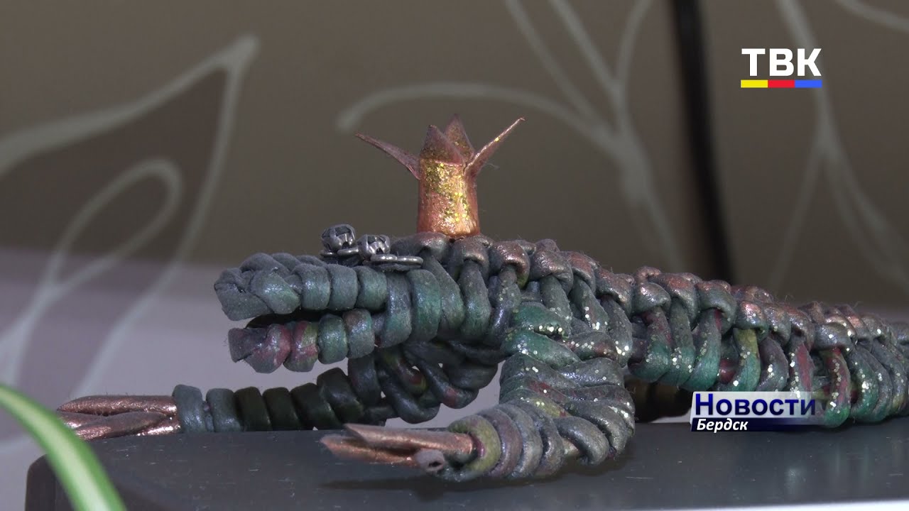 Бердчанка создает необычные изделия из газетных трубочек