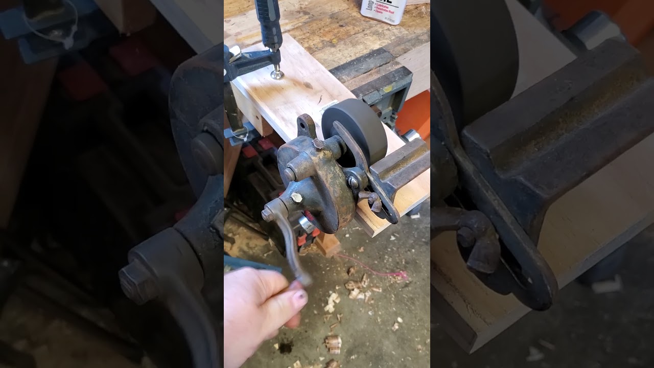 Hand crank grinding wheel 
