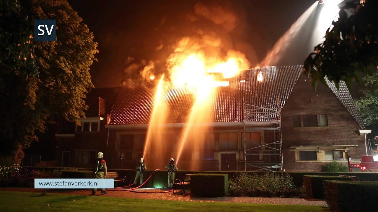 Zeer grote brand verwoest pand aan de Veerallee in Zwolle - &copy;StefanVerkerk.nl