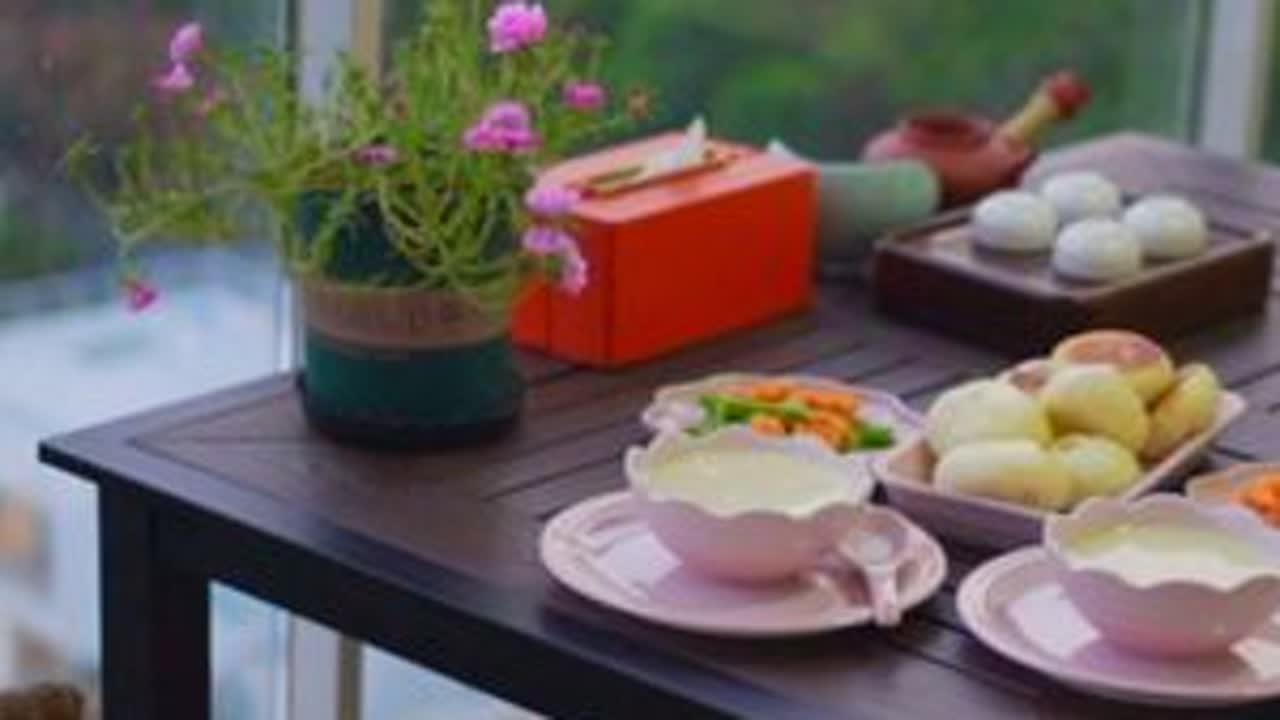 开花餐具好美！日子精致不奢华！在舒适阳台看着海吃早午餐好舒服