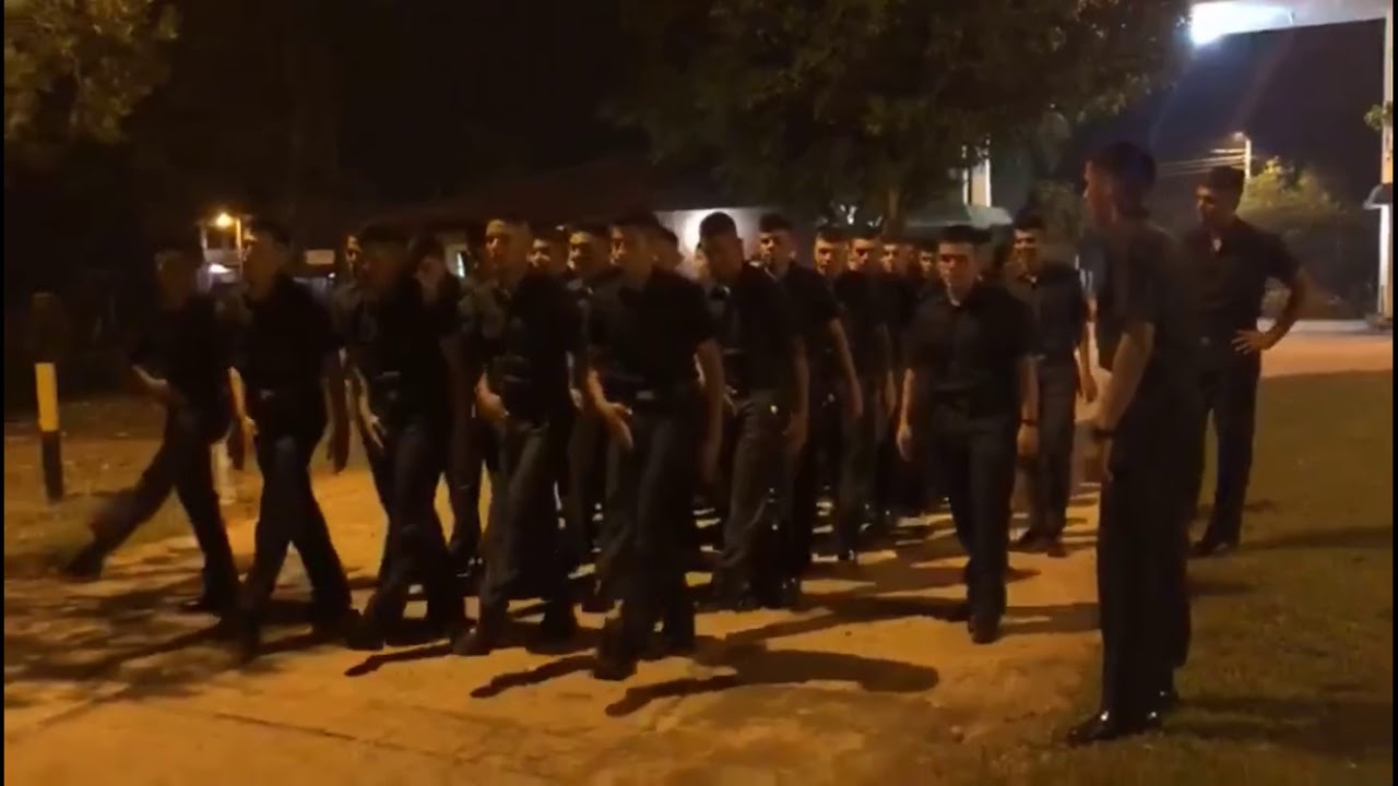 Soldados paraguayos marchando y cantando