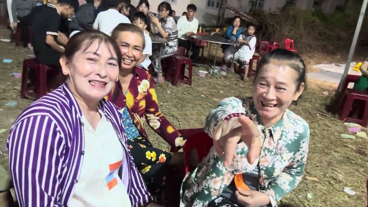 Minh minh tâm hát hoi chợ cùng kháng giả  yêu mến 