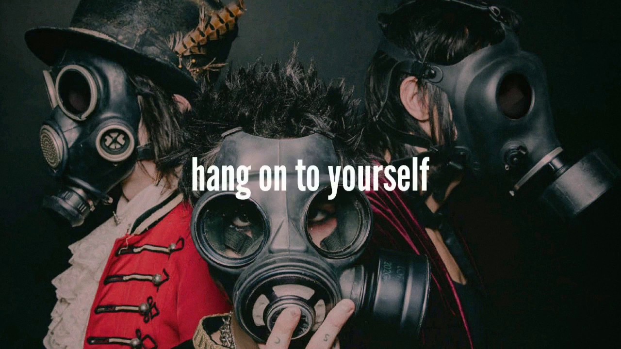 PALAYE ROYALE - Hang On To Yourself (Lyrics)