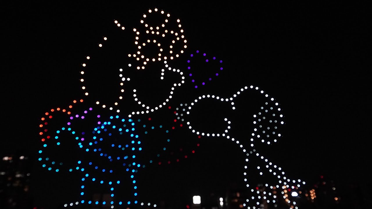 「ピーナッツ75周年記念ドローンショー Twinkling love with PEANUTS」スヌーピーを夜空に描く