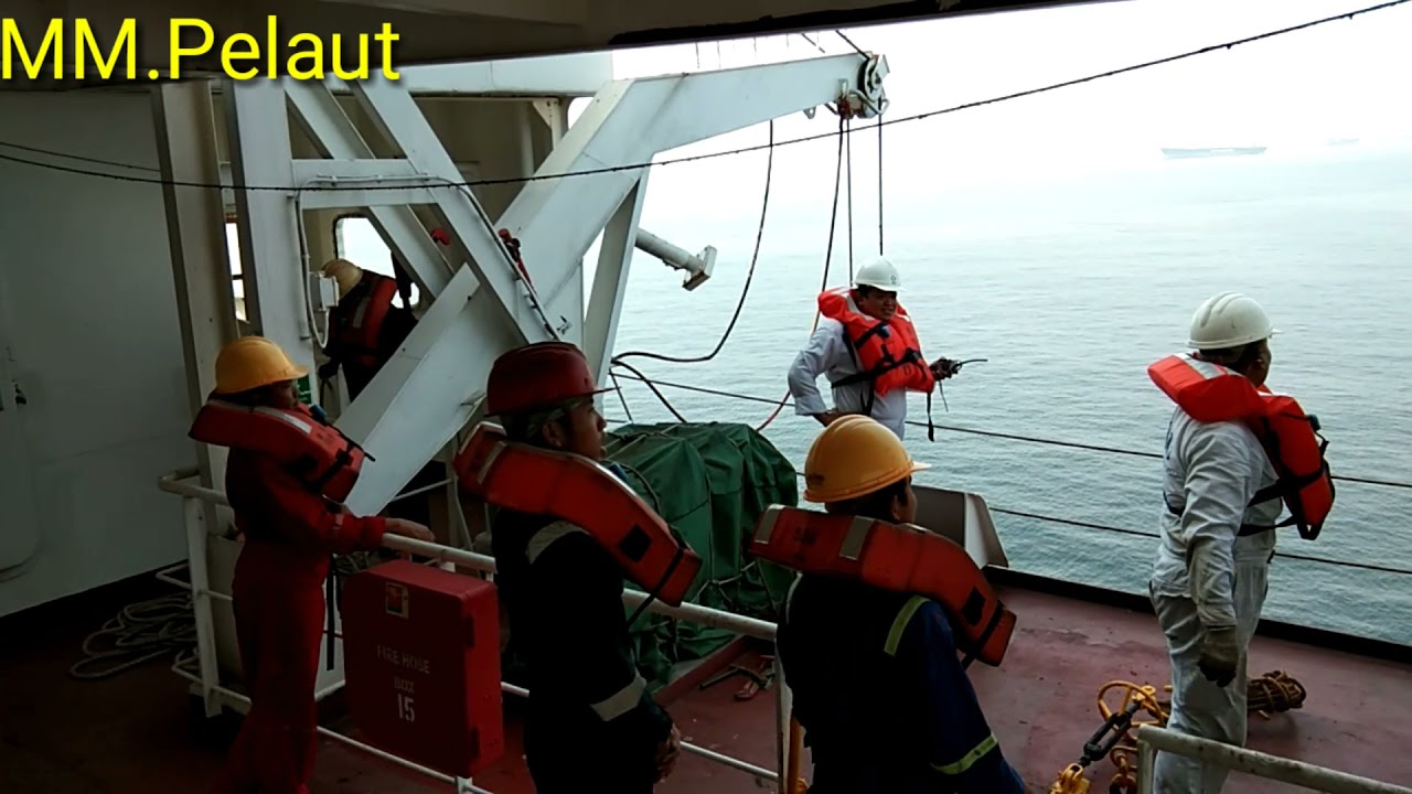 LATIHAN MENURUNKAN SEKOCI KAPAL@MM.Pelaut
