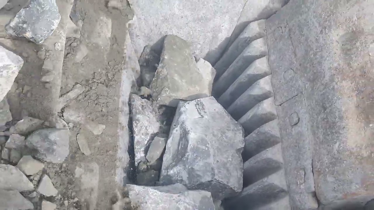 Breaking Black Stone With Jaw Machine in Crusher Plante: Big Jaw Vs big Stone #rockcrusher 